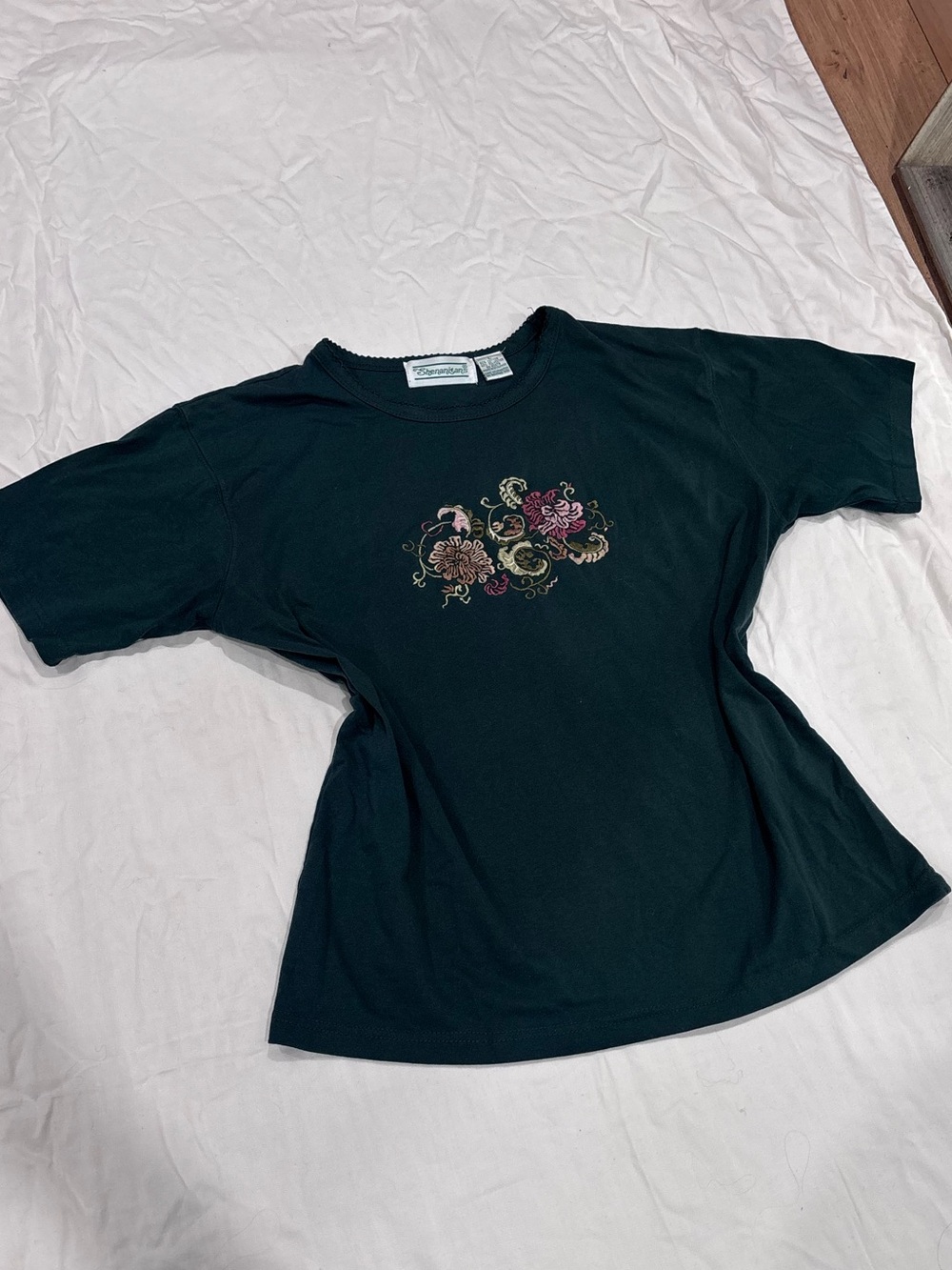 Embroidered Floral Short Sleeve Tee in Dark Green